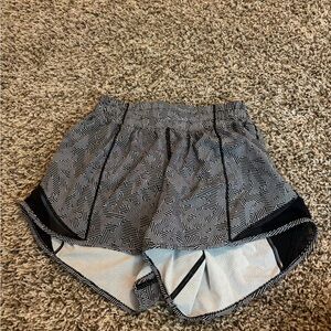 Lululemon Hotty Hot 4in, Size 2